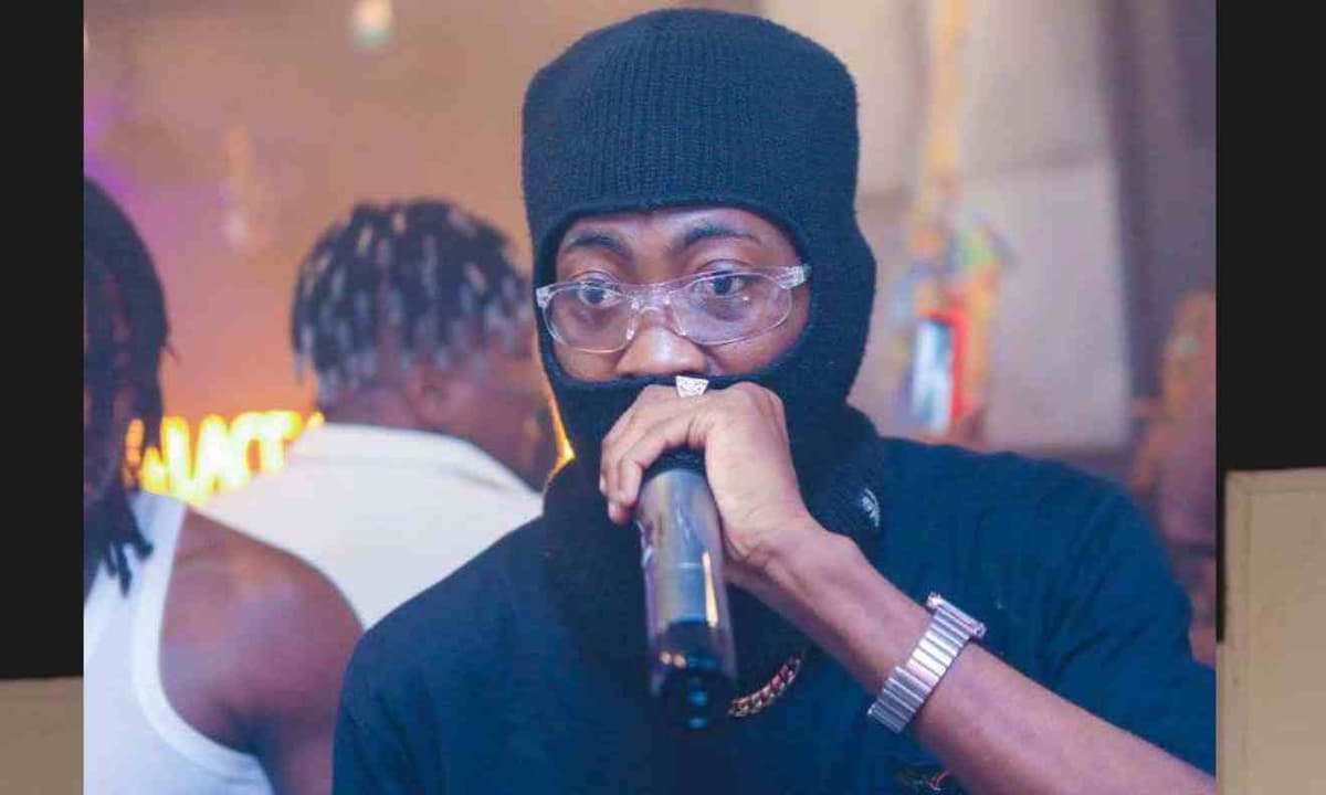 Vue de Madano, Bénin, avec des maisons colorées et une ambiance animée.