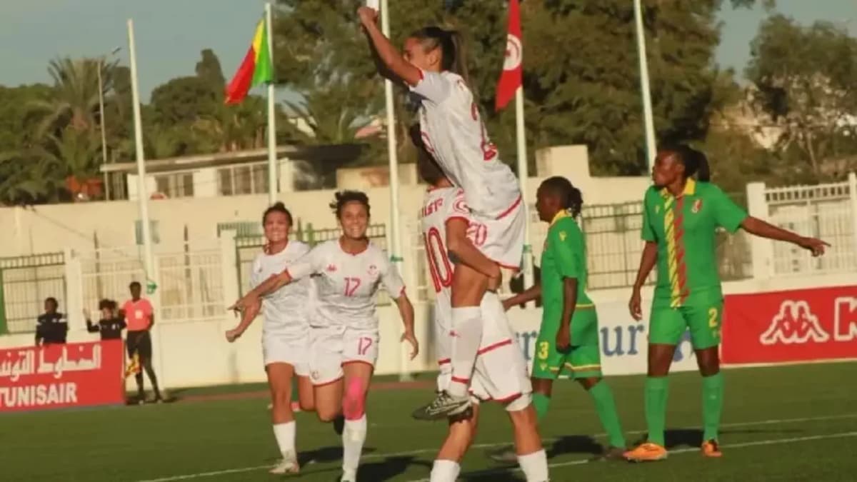 Joueuses tunisiennes et congolaises sur le terrain lors d'un match de la CAN Féminine 2024.