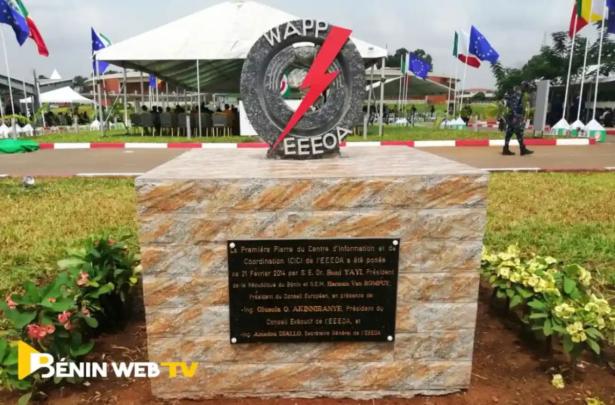 Image du logo de la West African power-pool (Wapp) sur la première pierre posée lors du lancement lancement officiel des travaux de construction du Centre d’information et de coordination (CIC) pour un marché régional d’énergie électrique situé dans la commune d’Abomey-Calavi, au Bénin. 17 Novembre 2023.