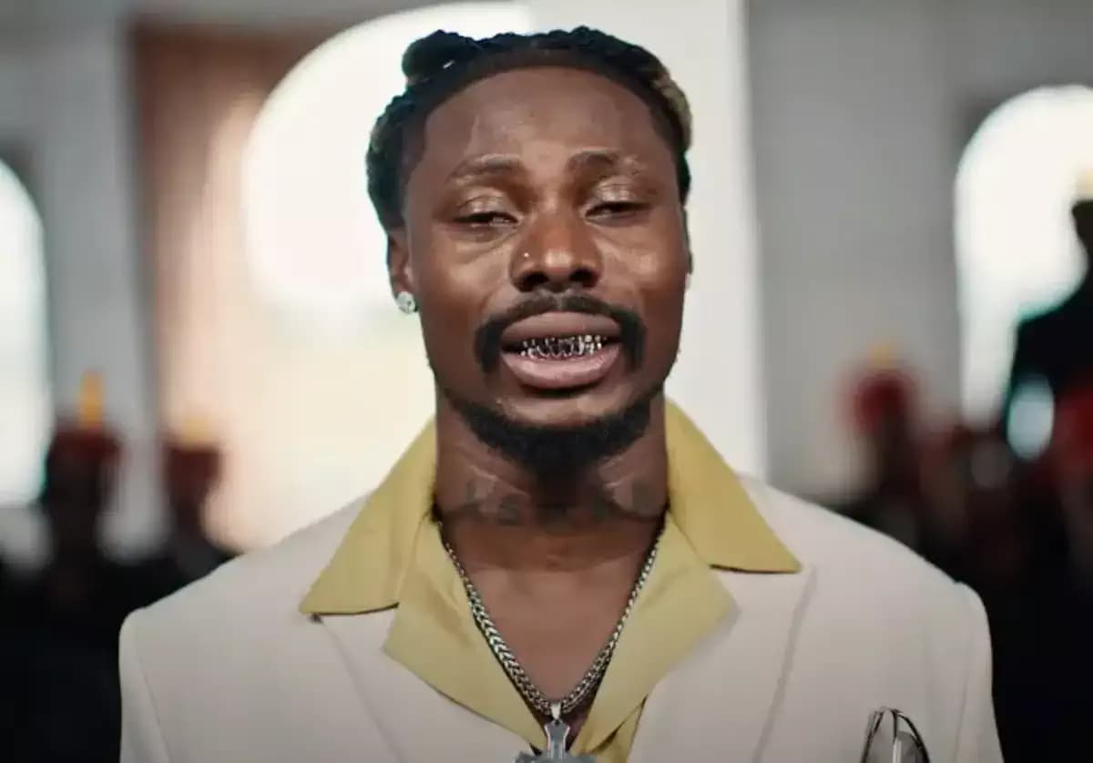 Asake, chanteur nigérian, partage son parcours musical et ses révélations.