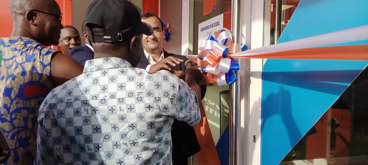 Inauguration de l'agence Moov Africa à Akassato avec des gagnants heureux.