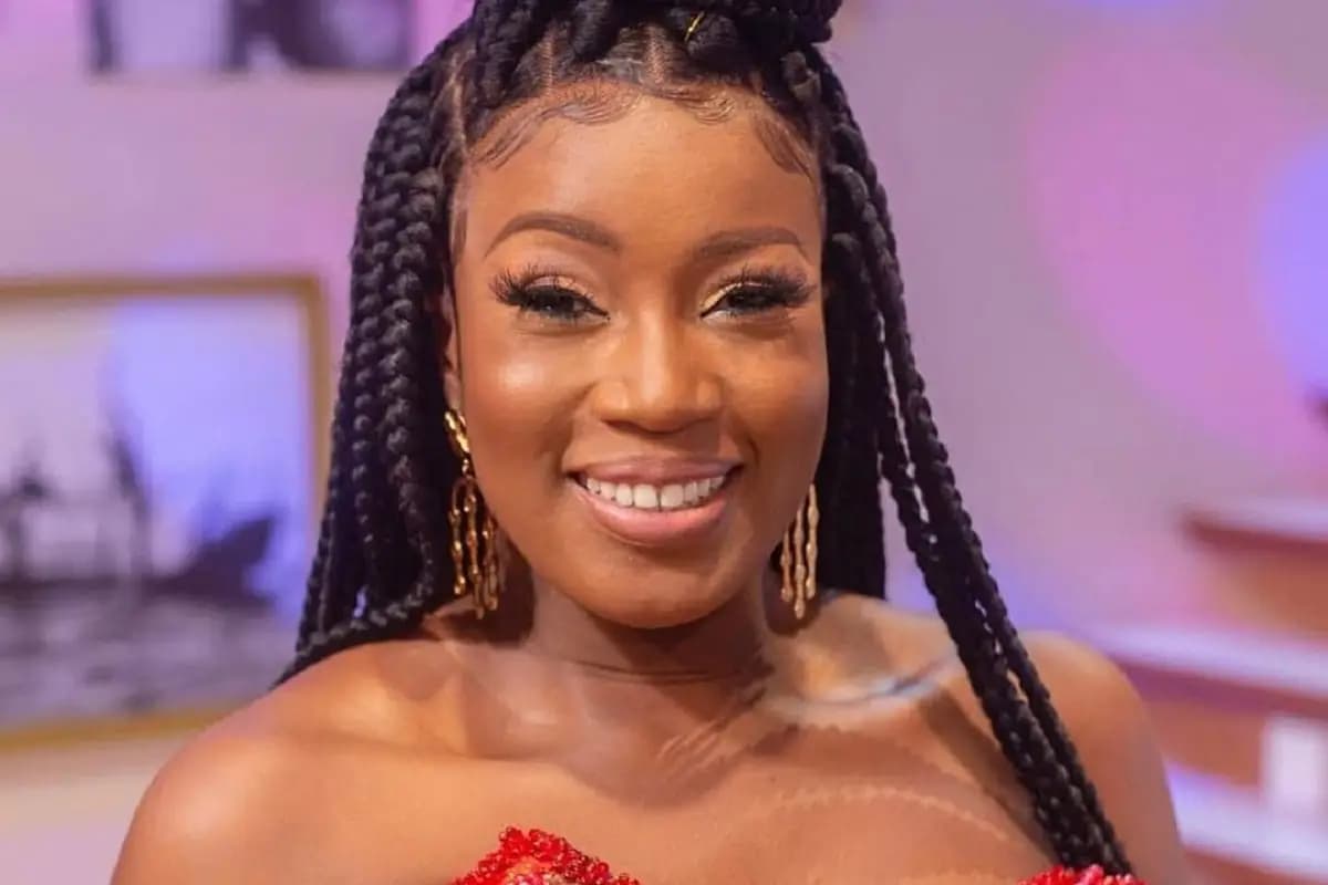 Konnie Touré souriante, annonçant une bonne nouvelle à ses fans.