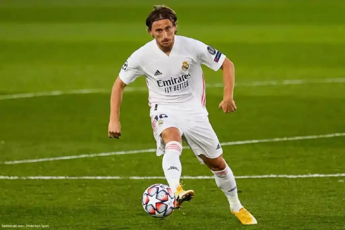 Luka Modric effectuant une passe de l'extérieur du pied