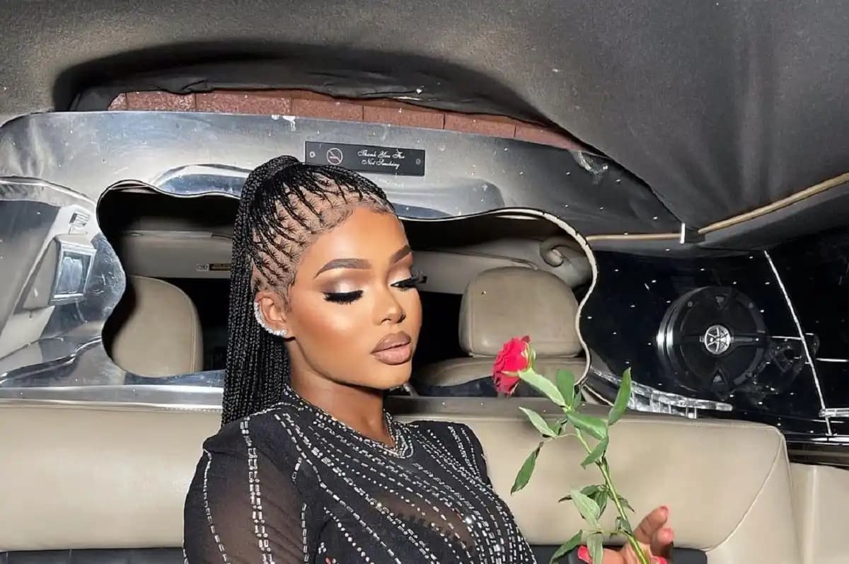 Samira lors de l'émission The Bachelor 2023, exprimant ses émotions après sa défaite.