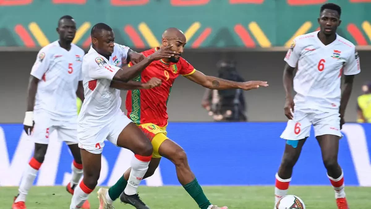 Des joueurs de la Guinée et de la Gambie
