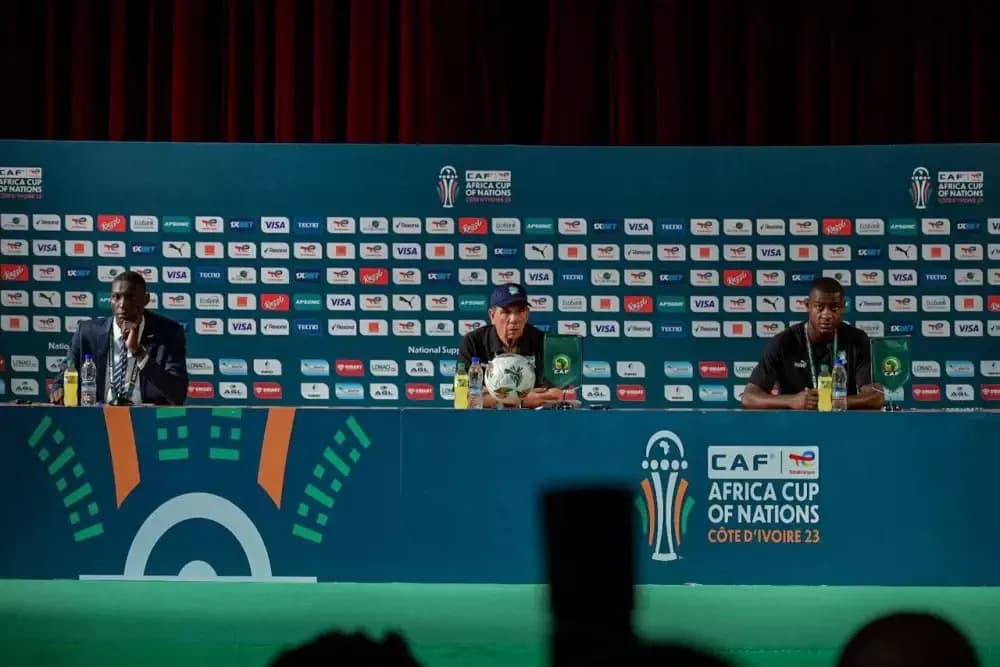 Jean-Louis Gasset lors d'une conférence de presse avant un match de la CAN 2023.