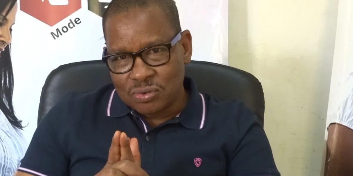 Portrait de Newton Ahmed Barry, journaliste burkinabé condamné pour diffamation.