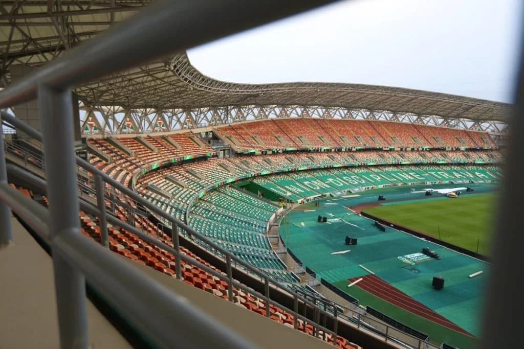 Cérémonie d'ouverture au Stade d'Ebimpé pour la CAN 2023, ambiance festive et foule enthousiaste.