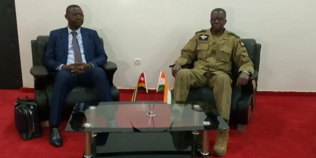 Colonel Hodabalo Awaté en tenue militaire, participant à une réunion diplomatique au Niger.