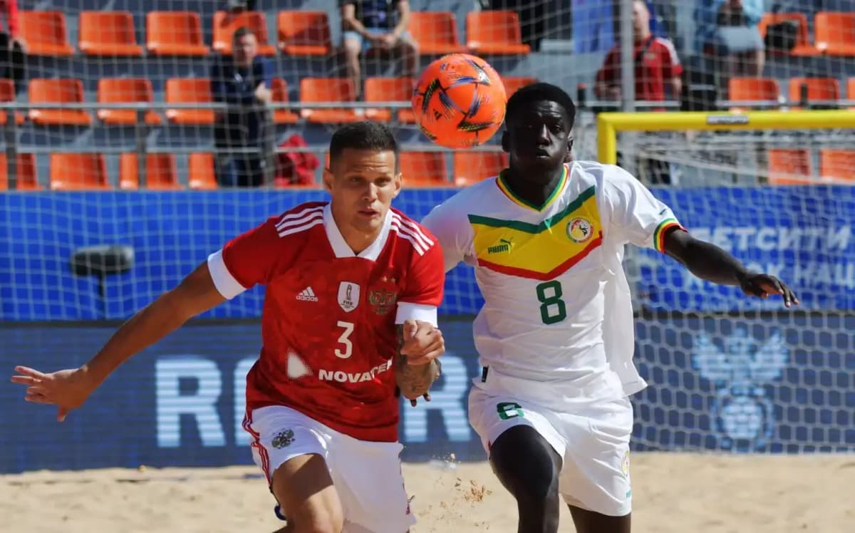 Des joueurs biélorusse et sénégalais