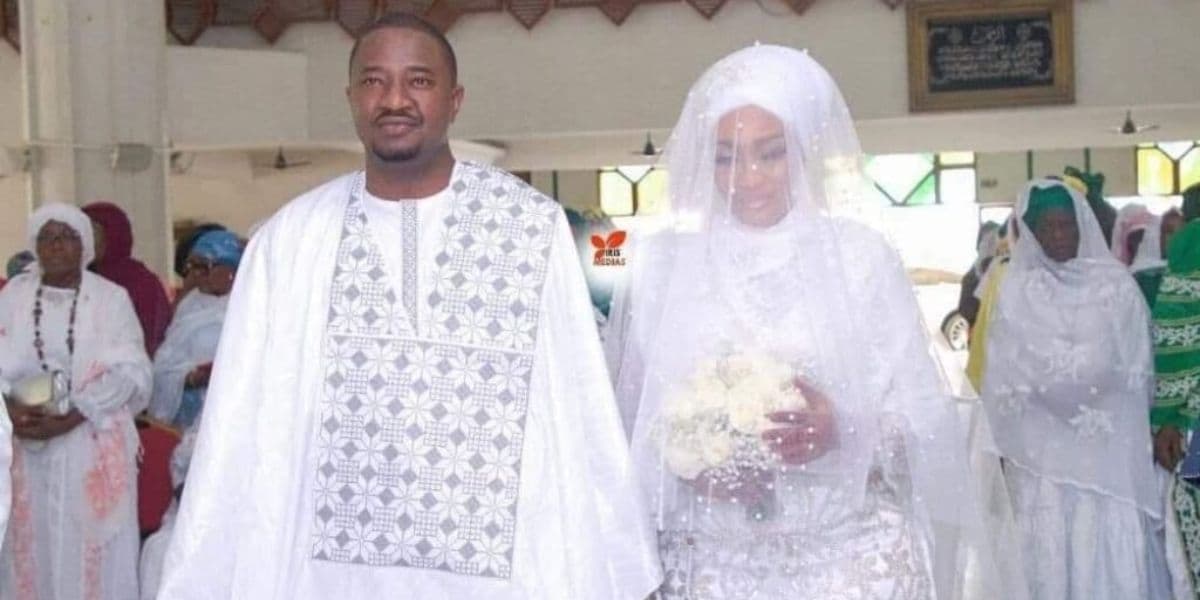 Eric Sekongo souriant lors de son remariage en Côte d'Ivoire.