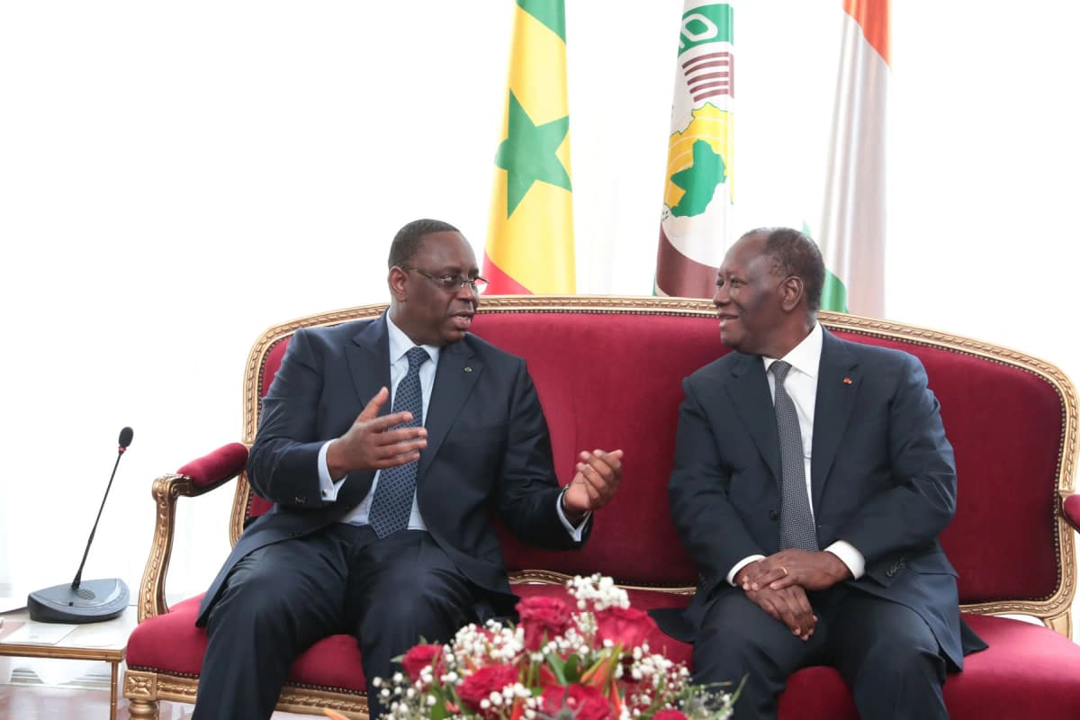 Macky Sall et Alassane Ouattara en discussion lors d'une rencontre politique.
