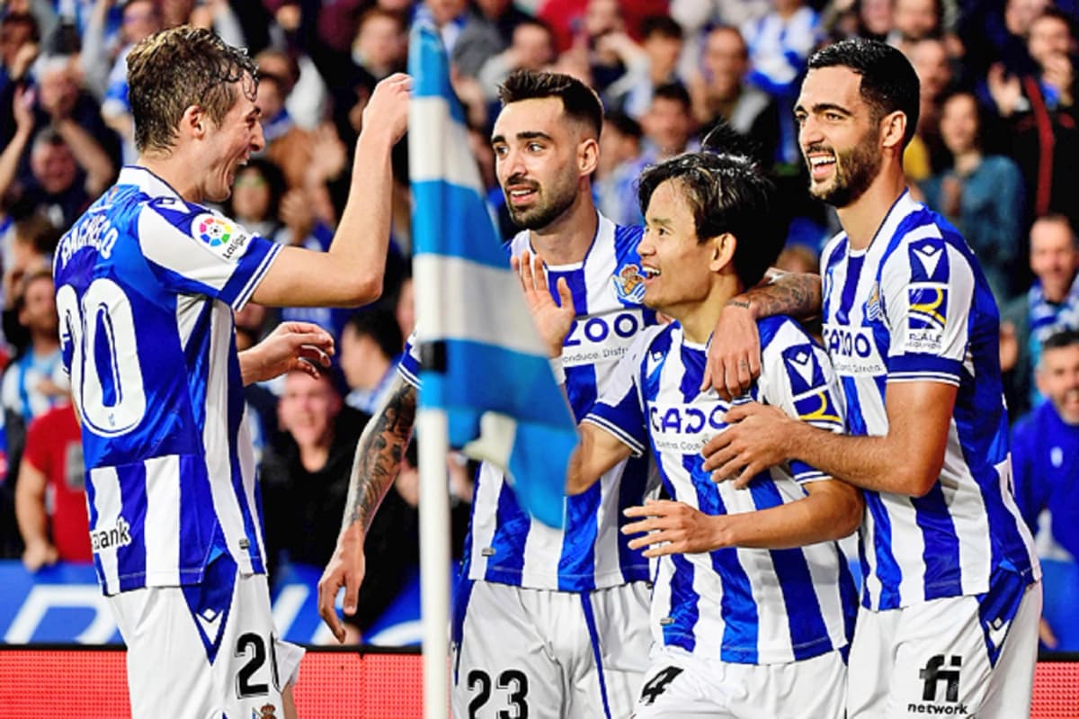 L'attaquant de la Real Sociedad Takefusa Kubo fait la fête avec le défenseur Jon Pacheco et les milieux de terrain Brais Mendez et Mikel Merino. PHOTO : AFP