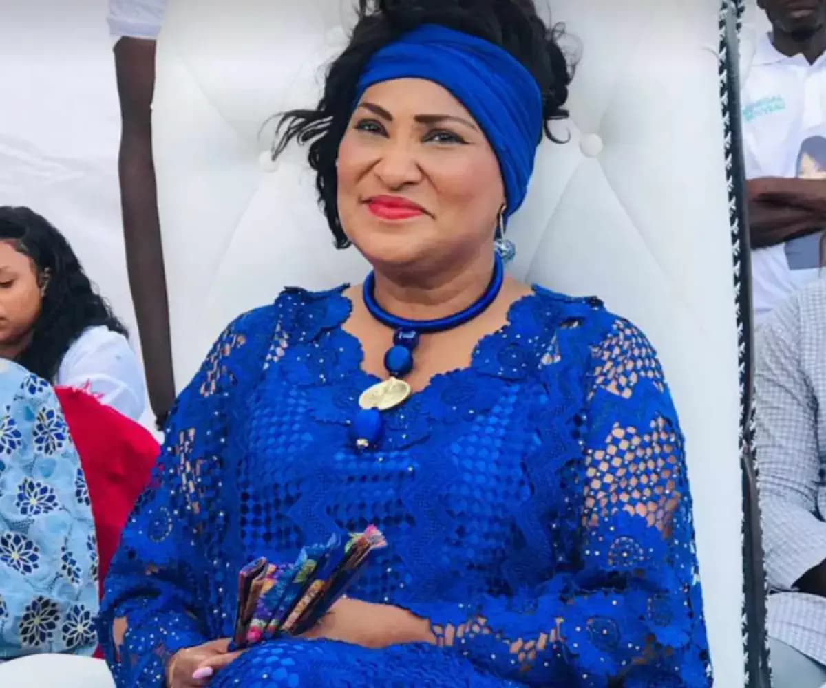 Rose Wardini en conférence de presse, entourée de journalistes, lors de sa garde à vue.