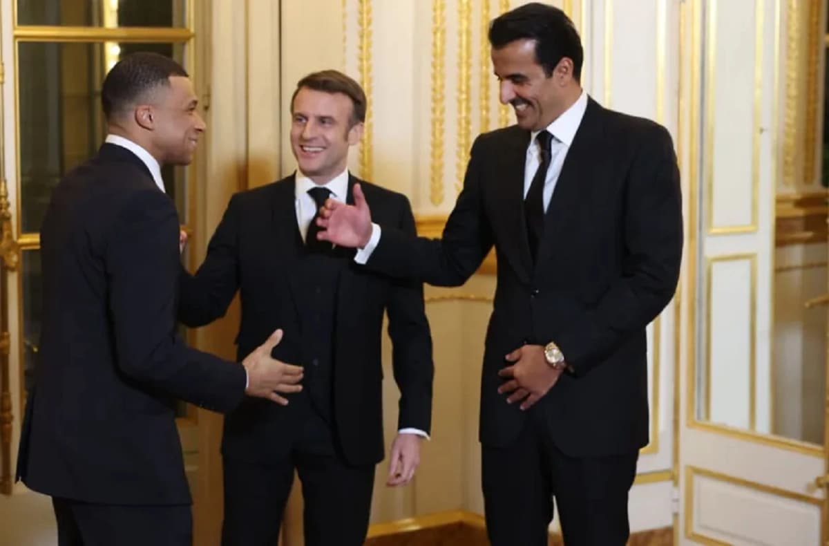 Emmanuel Macron avec Mbappé et l'émir du Qatar