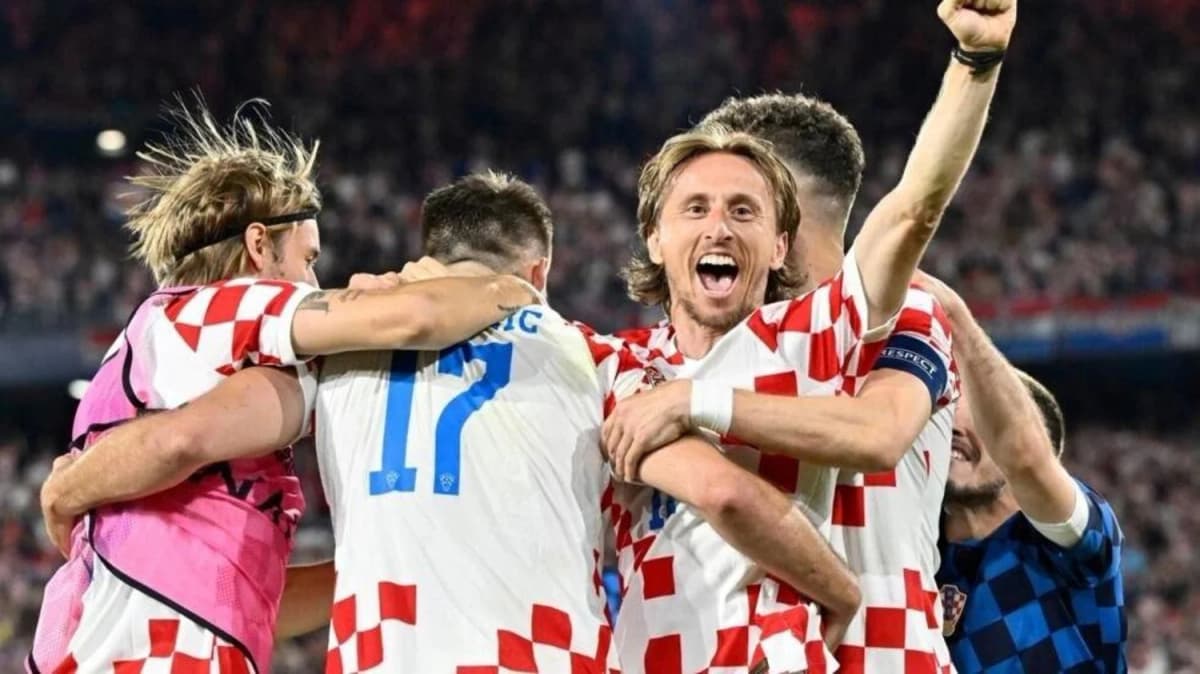 Le milieu de terrain croate Luka Modric (C) célèbre avec ses coéquipiers après avoir remporté la demi-finale de la Ligue des Nations contre les pays-Bas. JEAN THYS / AFP
