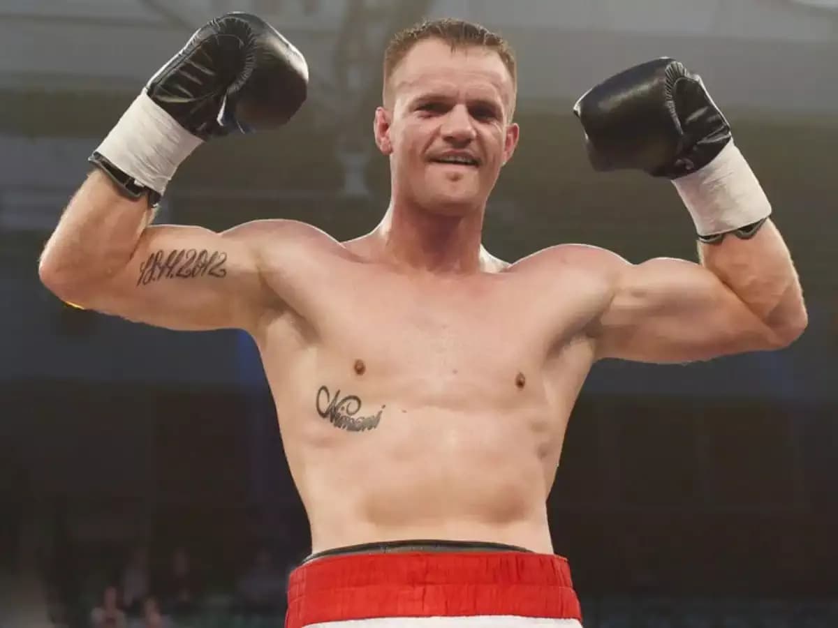 Besar Nimani, boxeur allemand, portrait en noir et blanc.