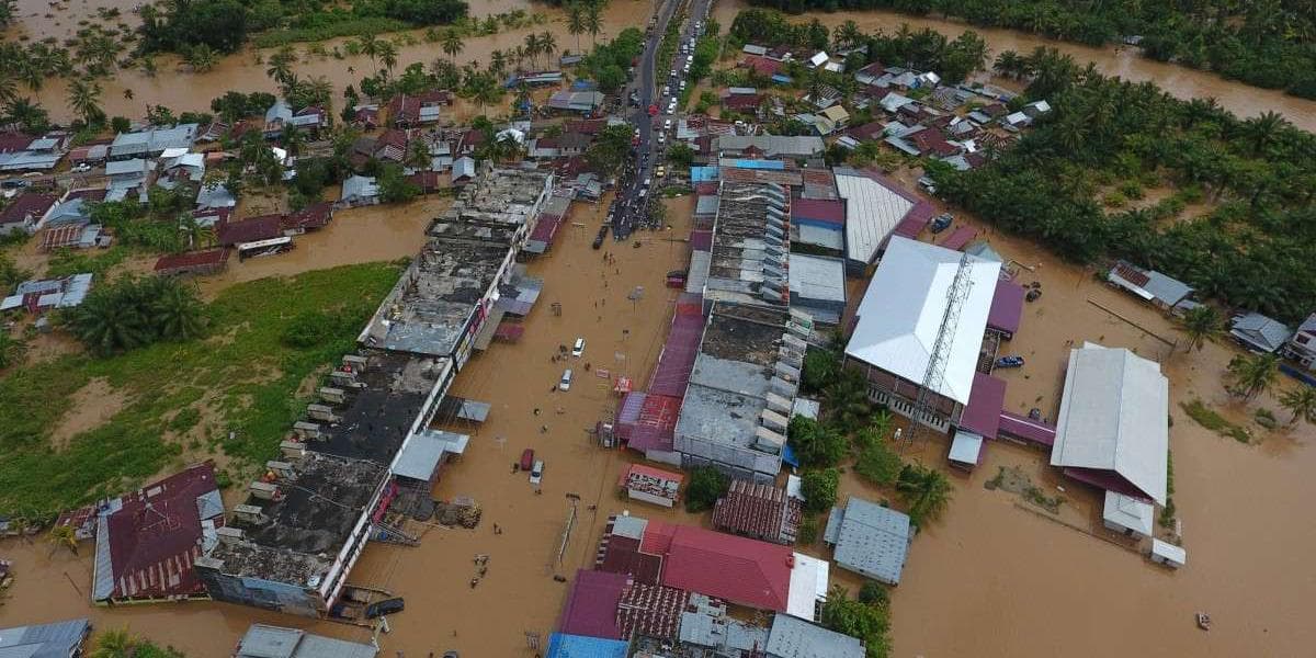 Inondations en Indonésie, rues submergées et habitants en détresse à Sumatra.