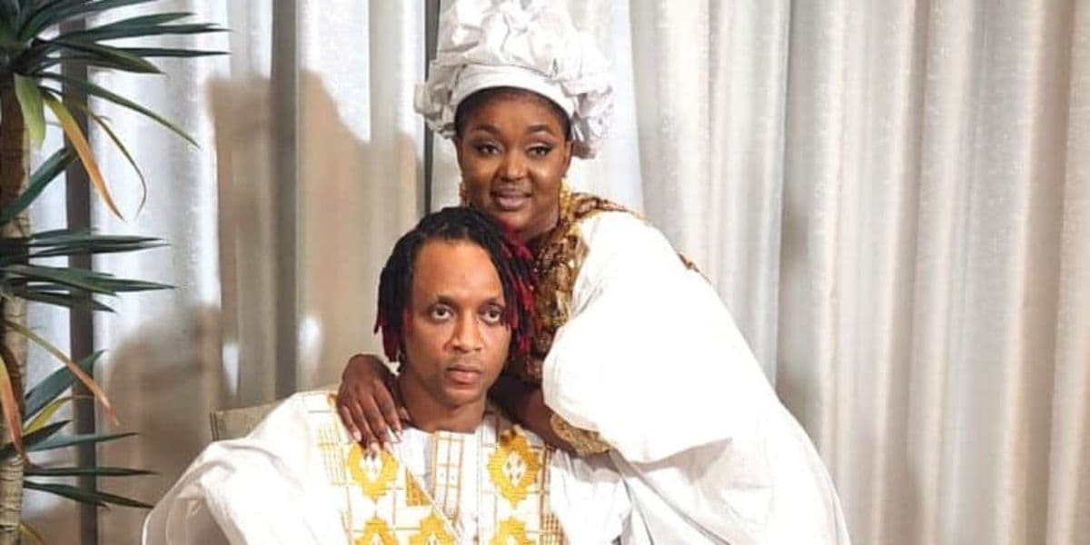 Safarel Obiang lors de son mariage, souriant entouré de ses proches en Côte d'Ivoire.