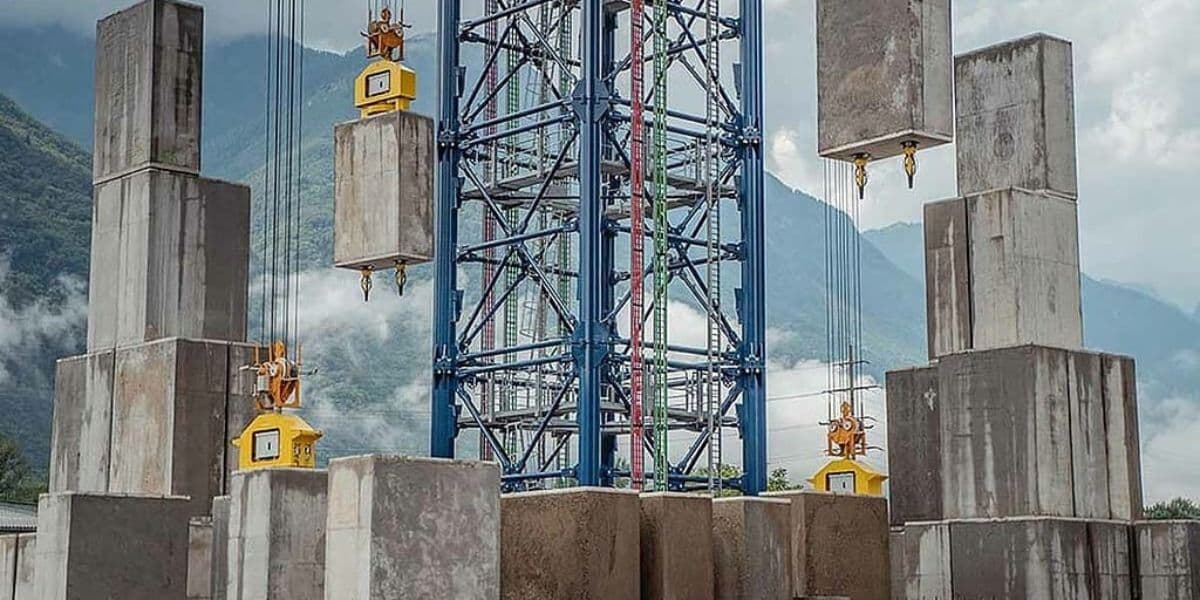 Usine de batteries géantes en Chine, taille d'un immeuble, innovation technologique.