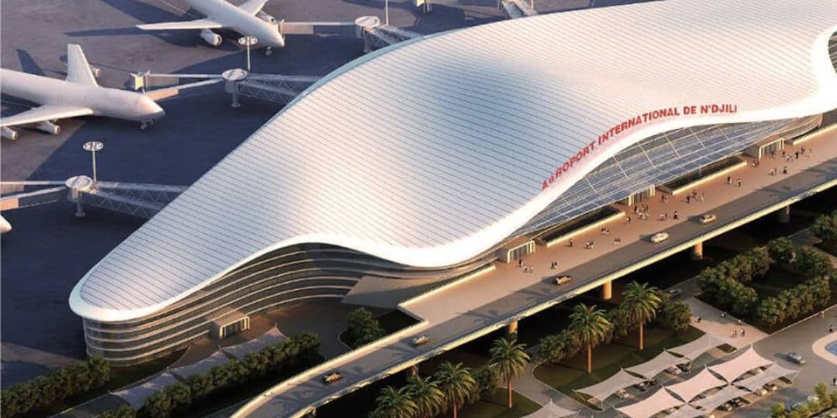 Aéroport international moderne en construction avec des infrastructures avancées.