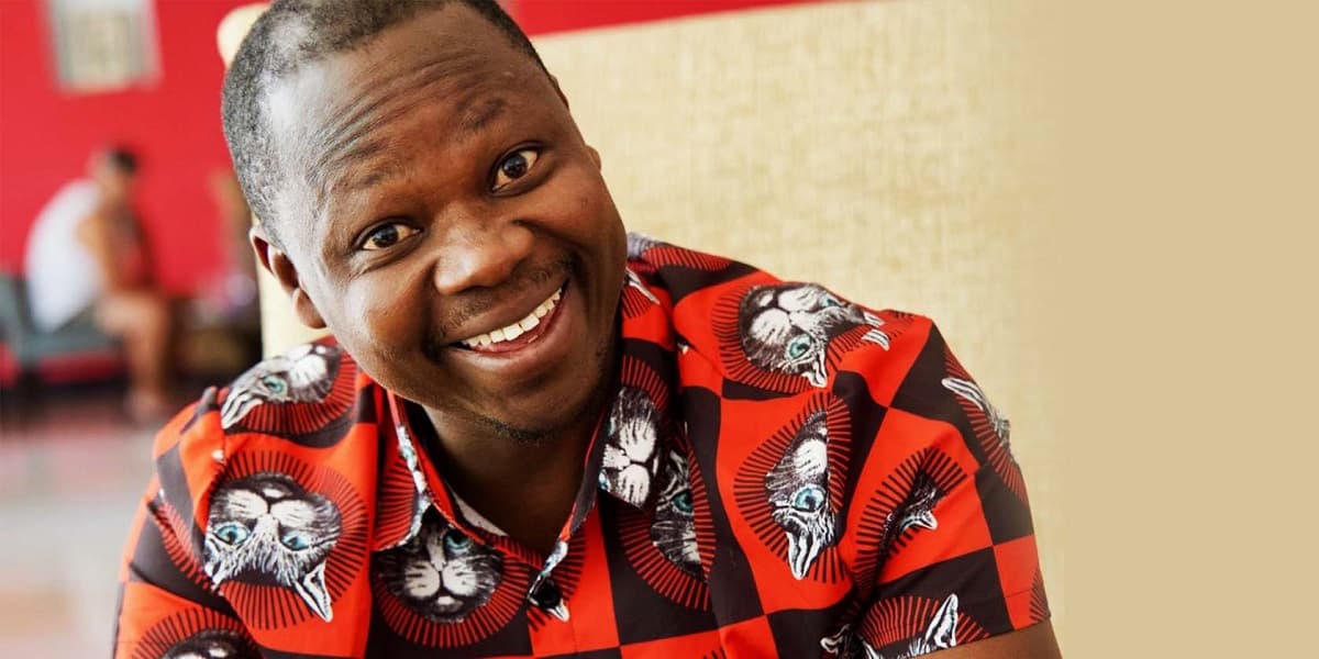 Agalawal, humoriste ivoirien, reçoit une distinction de YouTube lors d'une cérémonie.