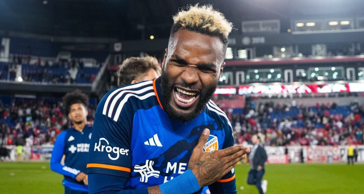 Aaron Boupendza lors d'un match, affichant une expression sérieuse sur le terrain.