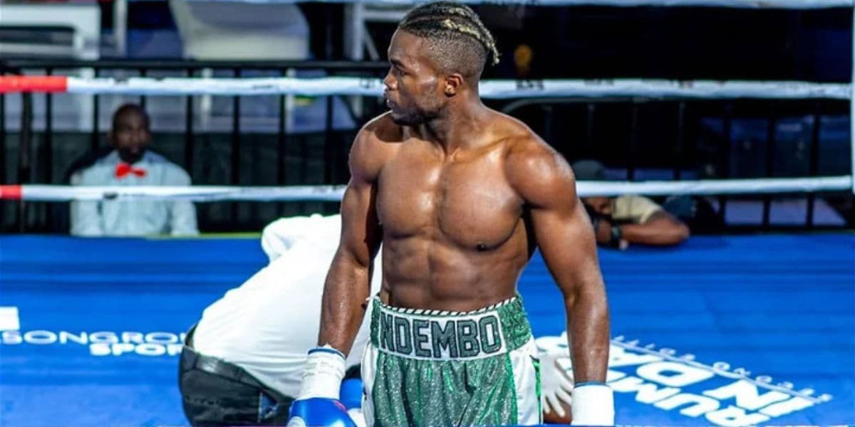 Ardi Ndembo, boxeur congolais, s'effondre après un K.O. lors d'un match de boxe.