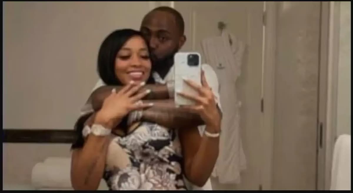 l'Américaine Magnifique Doll dans une photo confortable avec Davido