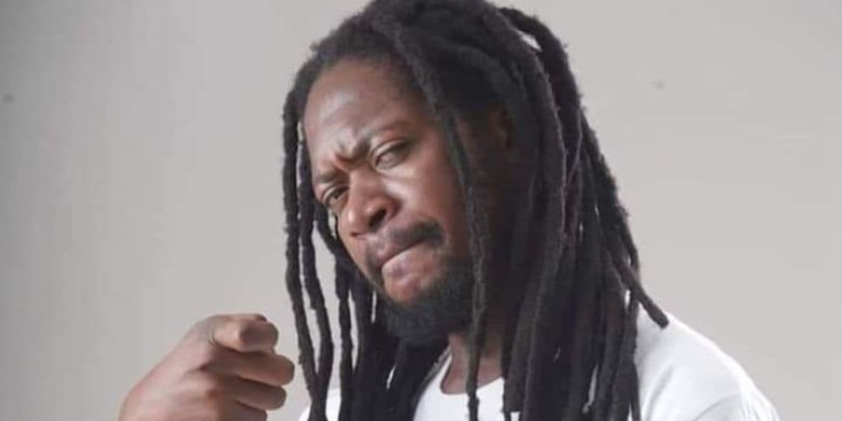 Izmo le Rapologue, rappeur camerounais, portrait en hommage à sa carrière musicale.