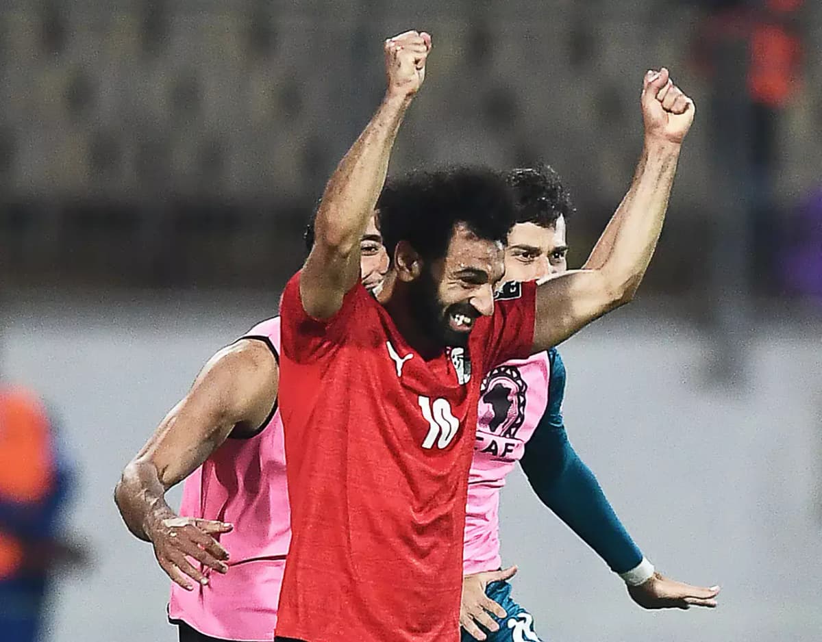 Mohamed Salah en smoking lors d'un entraînement, surpris par les fans.