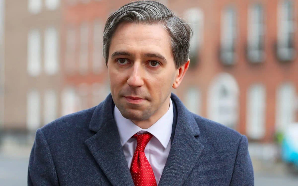 Simon Harris, jeune Premier ministre d'Irlande à 37 ans, lors d'une conférence.
