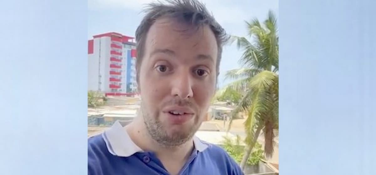 Thomas Dietrich, journaliste français, lors d'une conférence de presse au Togo.
