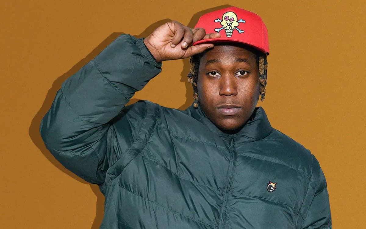 Don Toliver, rappeur, lors d'un événement au Texas, visage sérieux, regardant au loin.