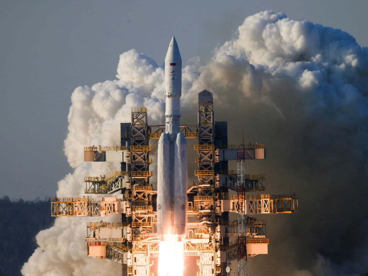 Fusée Angara-A5 en phase de lancement, avec des flammes et de la fumée s'échappant des moteurs.