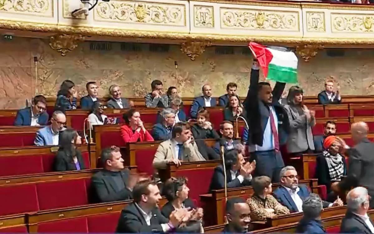 France: Le député LFI Sébastien Delogu brandissant le drapeau palestinien. (Capture d’écran Assemblée nationale de la France)