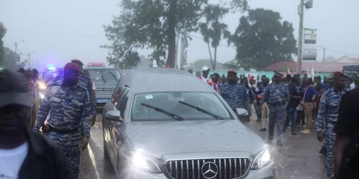 Côte d’Ivoire: la dépouille de Bédié accueillie sous la pluie, la cérémonie traditionnelle reportée