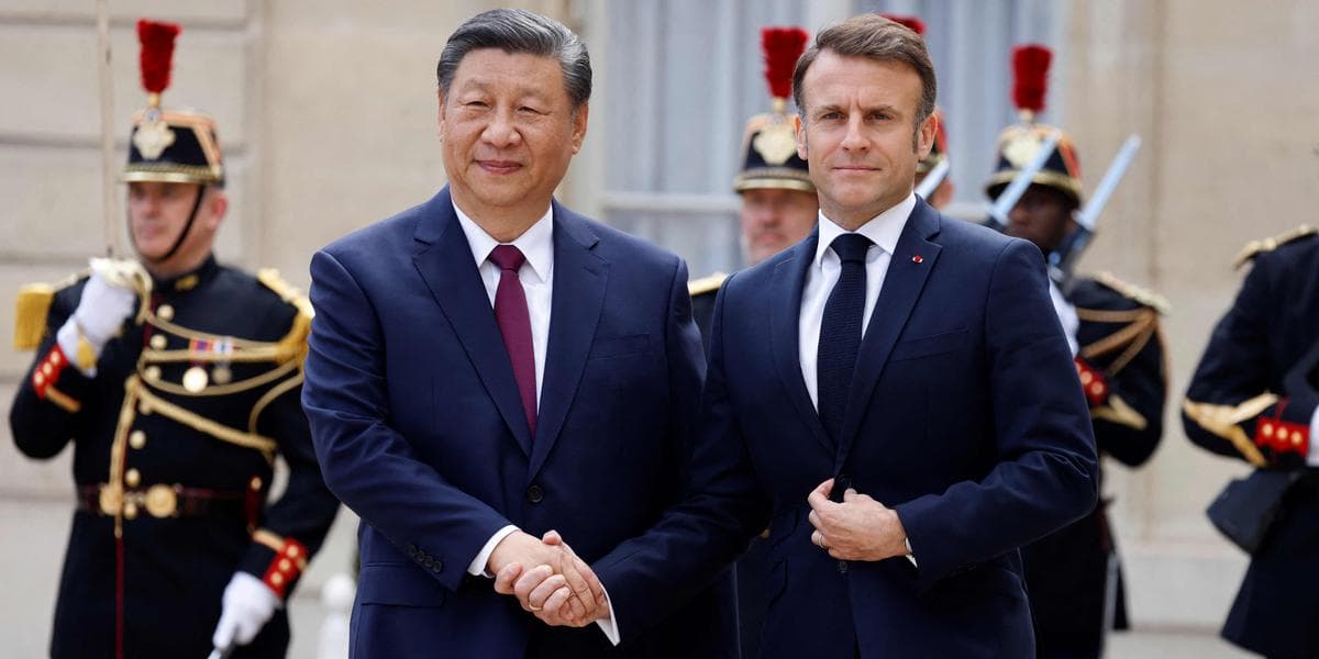 Rencontre entre Macron et Xi Jinping, symbolisant les relations diplomatiques France-Chine.