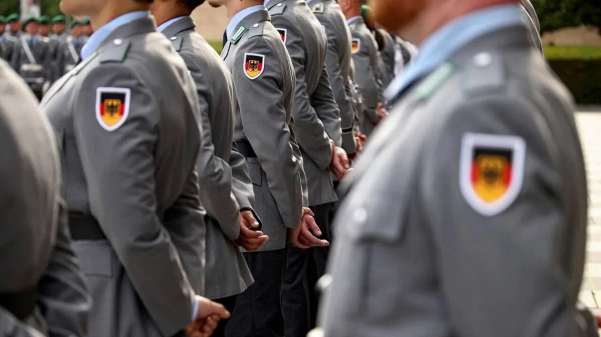 Officier allemand en uniforme, symbole d'espionnage et de conflit en Ukraine.