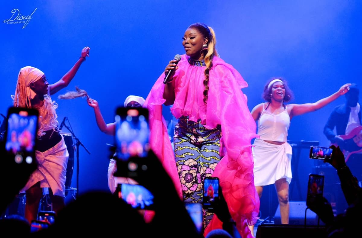Roseline Layo en concert au Casino de Paris, captivant le public avec sa performance.