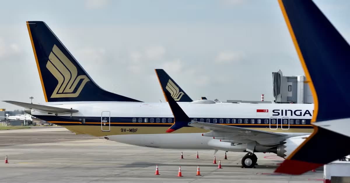 Logo de Singapore Airlines sur fond bleu.