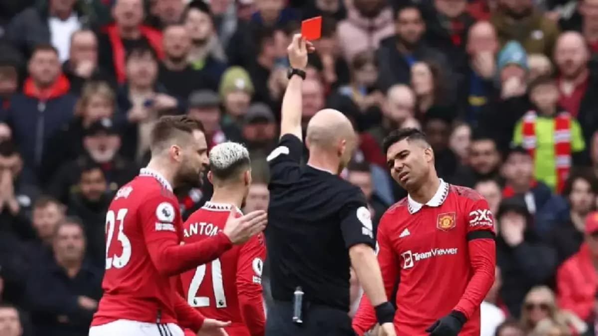 Casemiro écope d'un carton rouge lors d'un match avec Manchester United