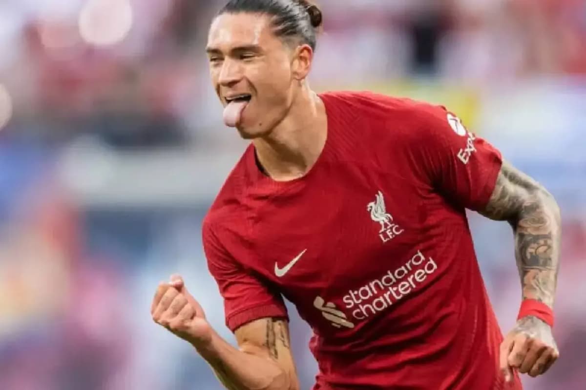 Darwin Nunez en maillot de Liverpool sur le terrain de football.