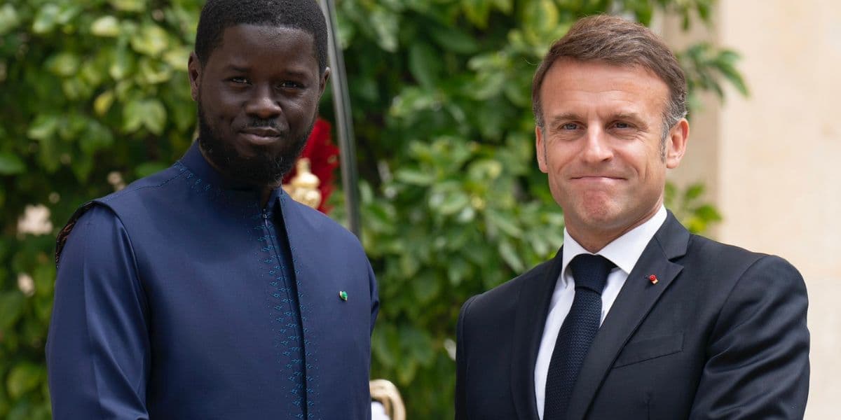 Bassirou Faye et Emmanuel Macron lors d'une rencontre diplomatique.