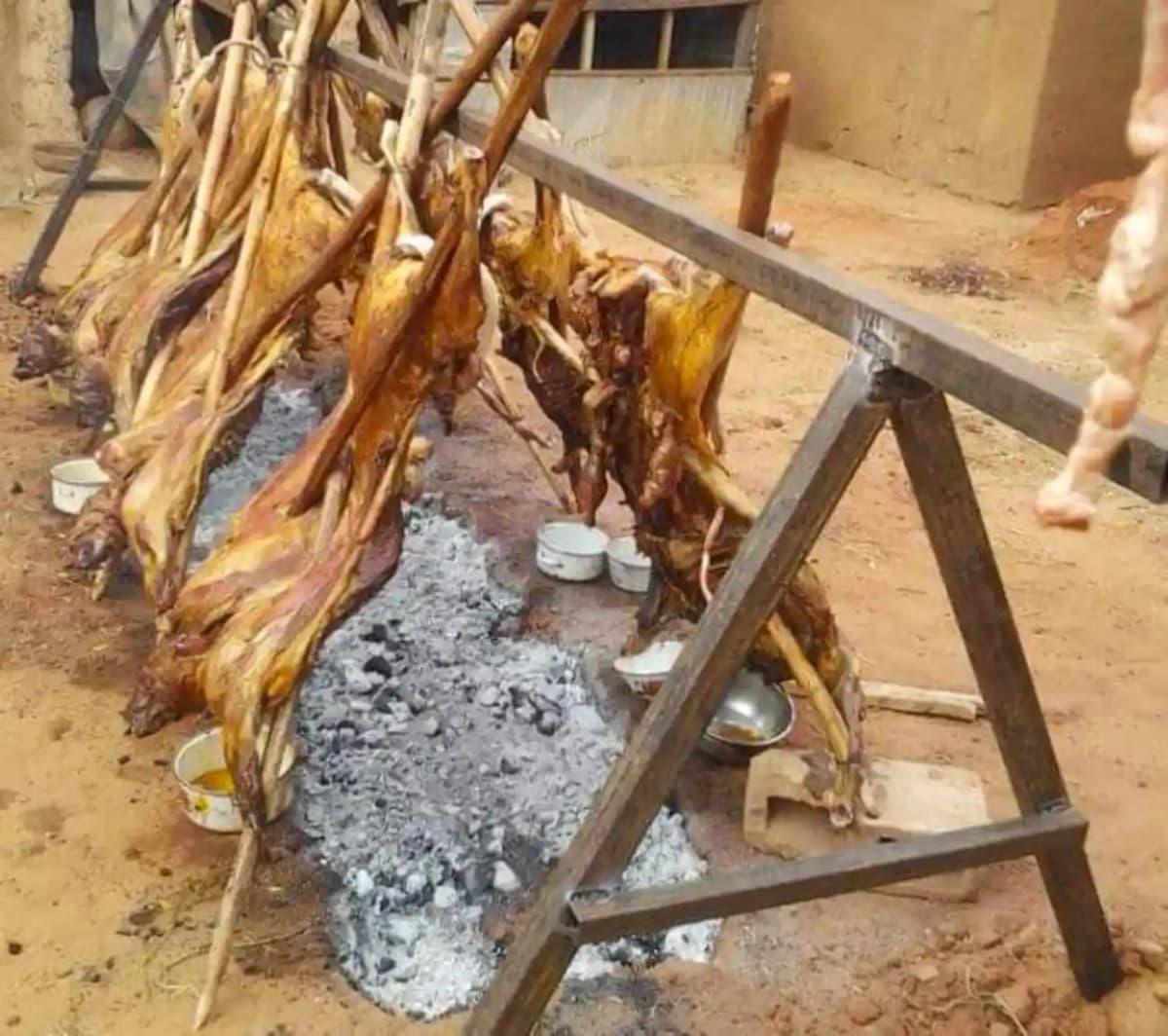 Viande de mouton grillée pour la fête de Tabaski, présentée sur un plateau.