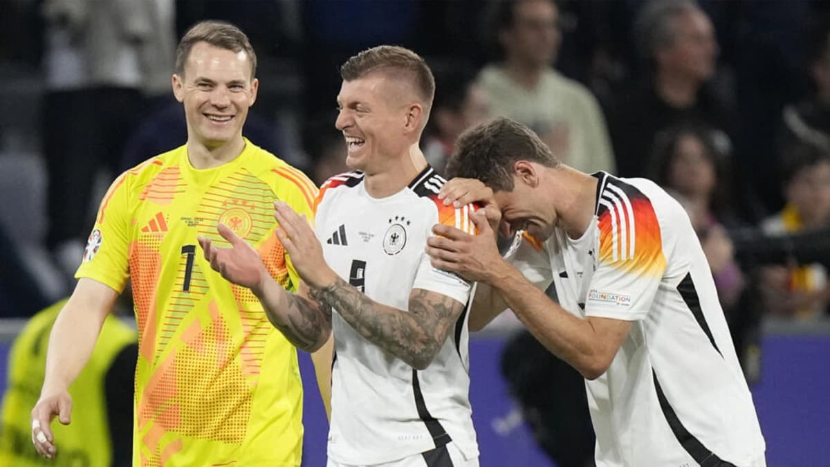 Les joueurs de la Mannschaft, Manuel Neuer, Toni Kroos et Thomas MÃ¼ller, Ã  la fin du match d'ouverture Euro 2024 contre l'Ecosse, le 14 juin 2024. L'Allemagne gagne le match 5-1. © Matthias Schrader/AP
