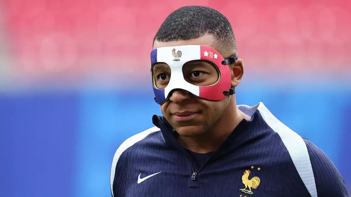 Kylian Mbappé Ã  l'entraÃ®nement avec son masque Ã  la veille de France - Pays-Bas