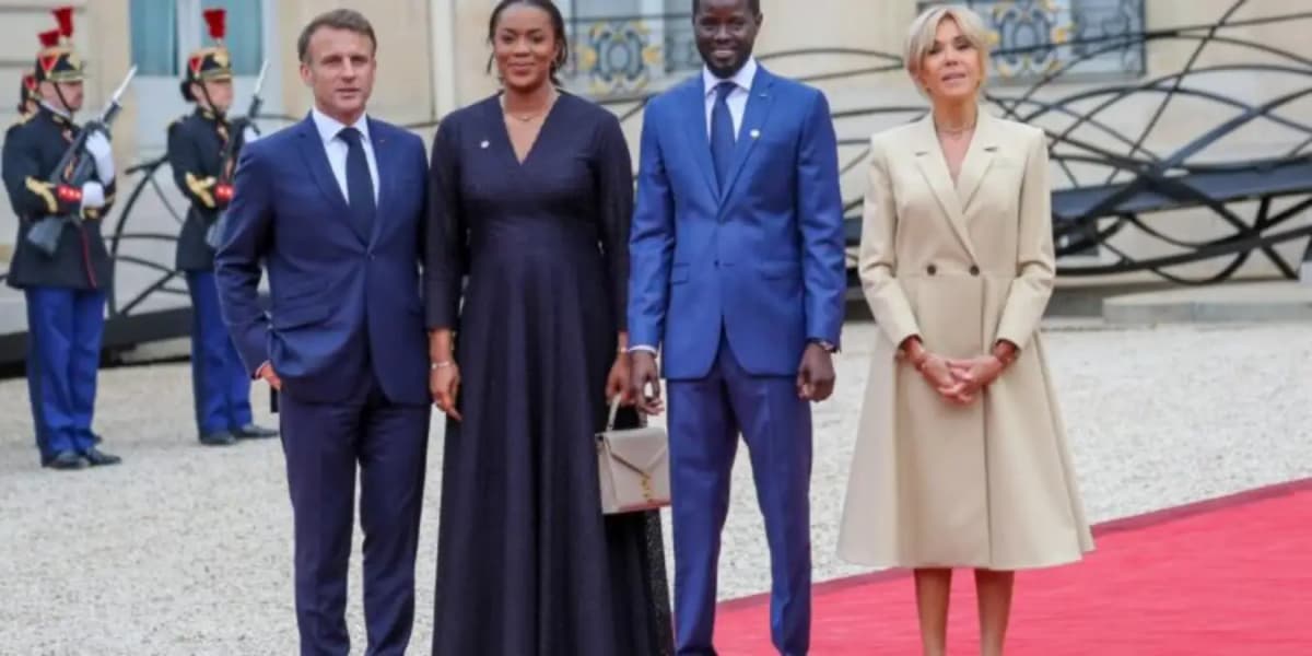 Emmanuel Macron avec le couple présidentiel sénégalais lors d'une rencontre diplomatique.
