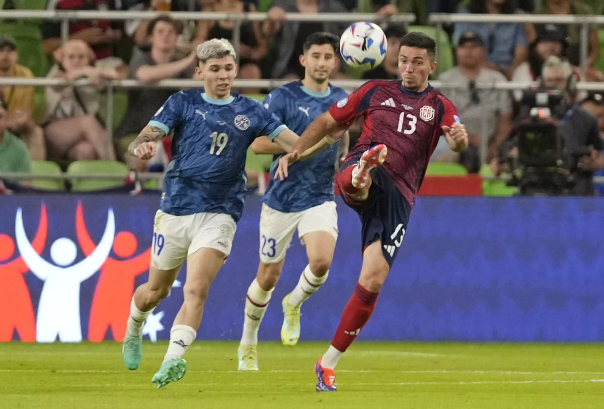 Des joueurs du Costa Rica et du Paraguay