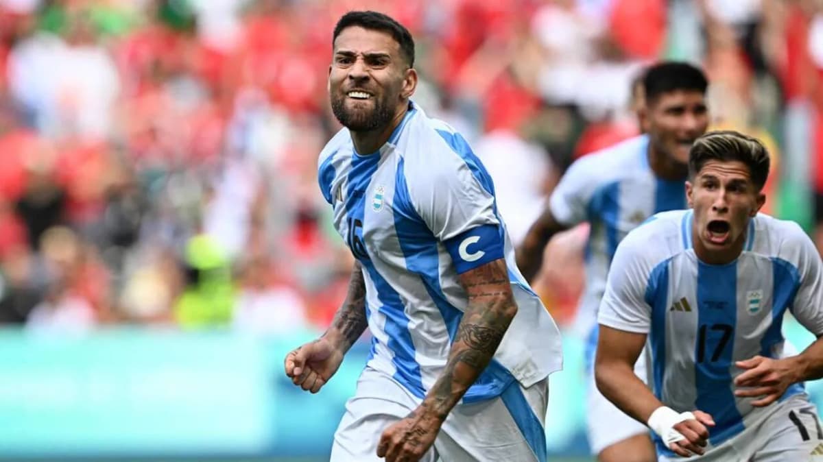 Nicolas Otamendi et les Argentins célèbrent leur victoire face Ã  l’Irak pour leur deuxième match du Groupe B. | PHOTO : ARNAUD FINISTRE / AFP
